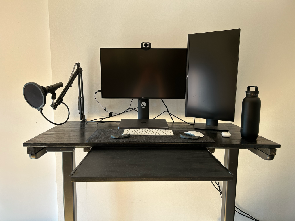 Using the Walkolution's backrest is not practical with standing desks. A drawer to decrease the distance to mouse and keyboard is required.
